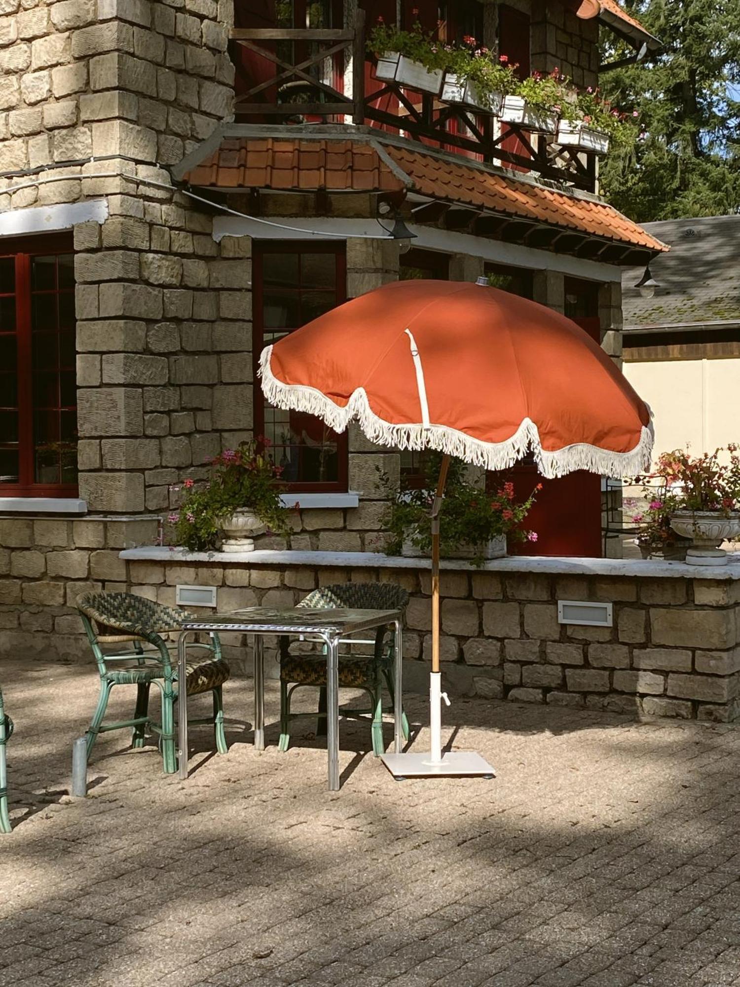 Hostellerie Du Lys Lamorlaye Exterior photo